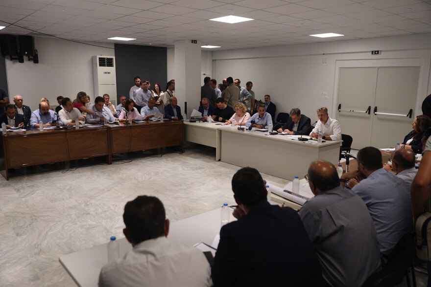 Αυτοψία Μητσοτάκη στα καμένα της Πεντέλης, σε εξέλιξη η σύσκεψη στο δημαρχείο