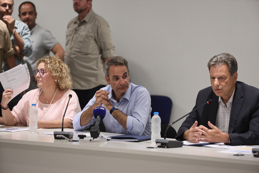 Αυτοψία Μητσοτάκη στα καμένα της Πεντέλης, σε εξέλιξη η σύσκεψη στο δημαρχείο