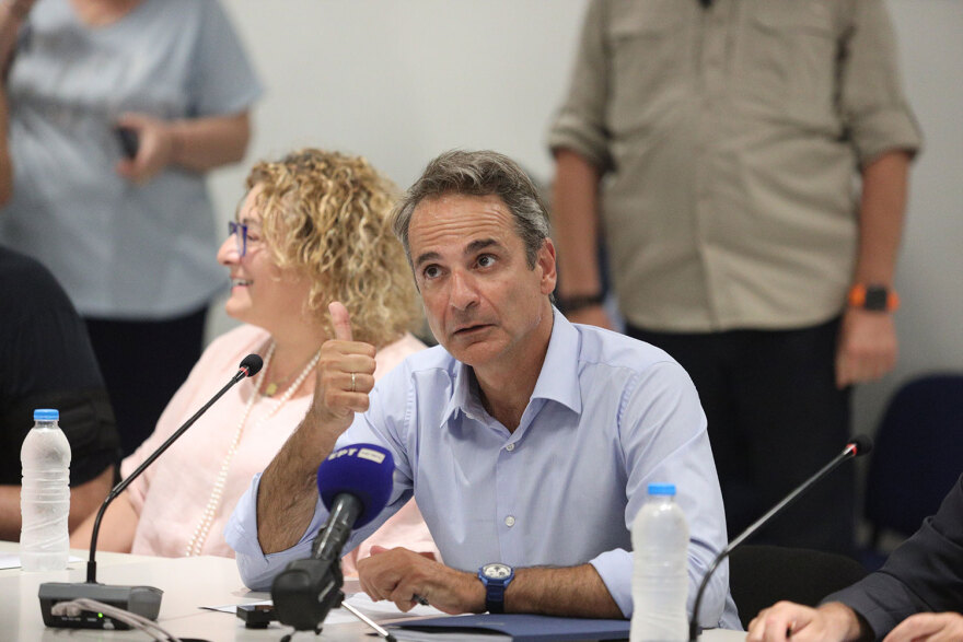 Αυτοψία Μητσοτάκη στα καμένα της Πεντέλης, σε εξέλιξη η σύσκεψη στο δημαρχείο