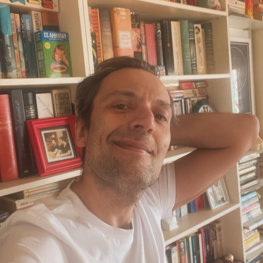 Αύγουστος Κορτώ: Δεν ξέρω πού να κρυφτώ και πώς να ζητήσω συγγνώμη απ' τη γυναίκα, ξέσπασε