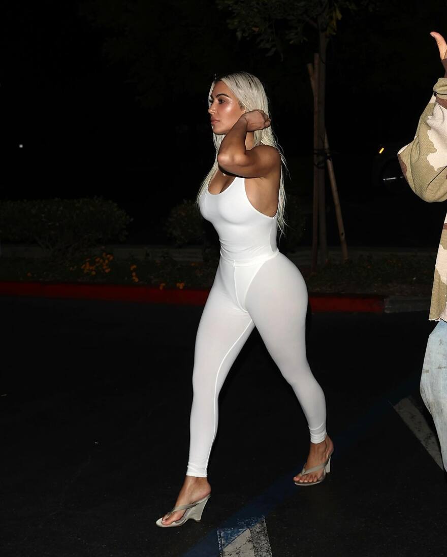 Κιμ Καρντάσιαν: Εμφανίστηκε με κορμάκι και της σχολιάζουν ότι αντιγράφει ξανά την Μπιάνκα Σενσόρι