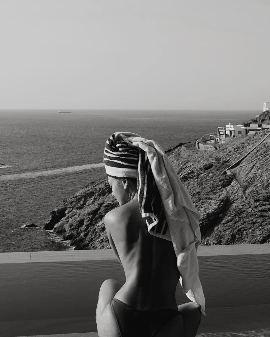 Κλέλια Ανδριολάτου: Topless στις  φωτογραφίες που ανέβασε από την Τζια