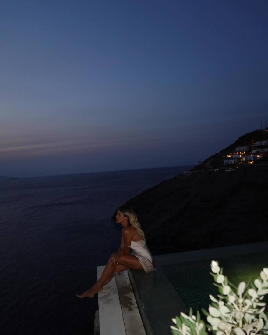 Κλέλια Ανδριολάτου: Topless στις  φωτογραφίες που ανέβασε από την Τζια