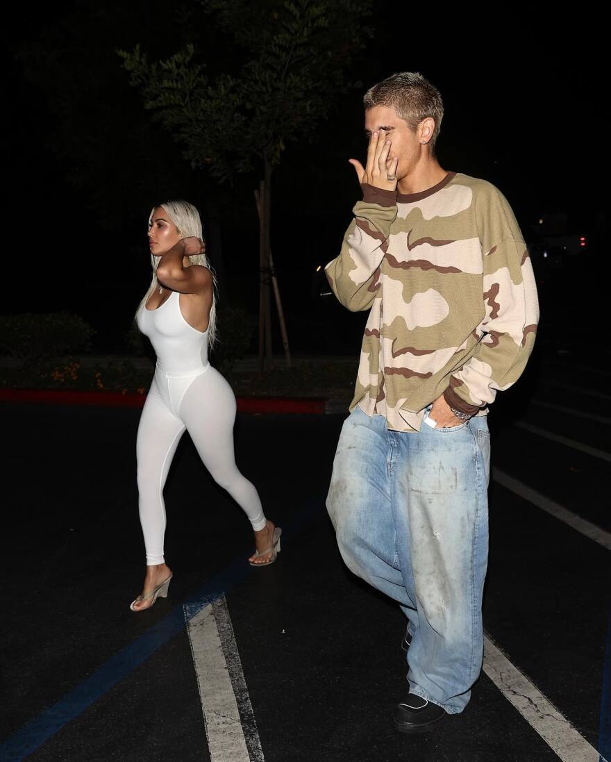 Κιμ Καρντάσιαν: Εμφανίστηκε με κορμάκι και της σχολιάζουν ότι αντιγράφει ξανά την Μπιάνκα Σενσόρι