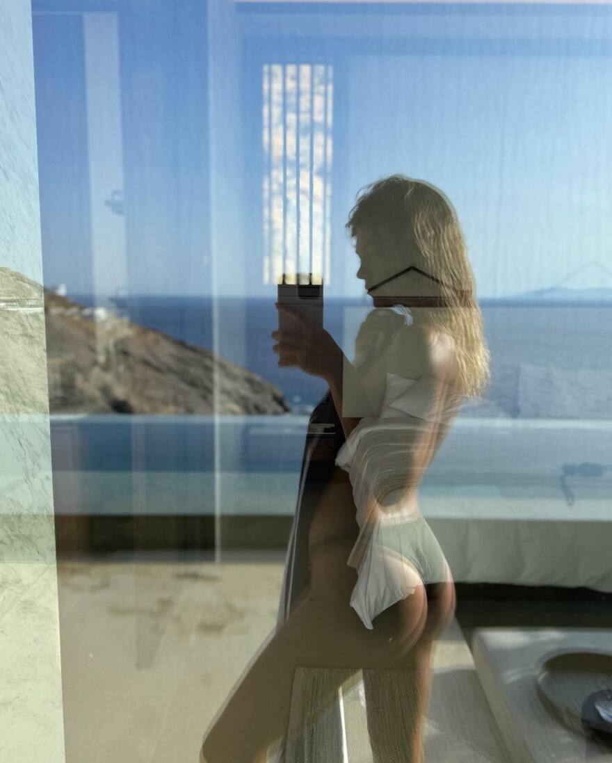 Κλέλια Ανδριολάτου: Topless στις  φωτογραφίες που ανέβασε από την Τζια