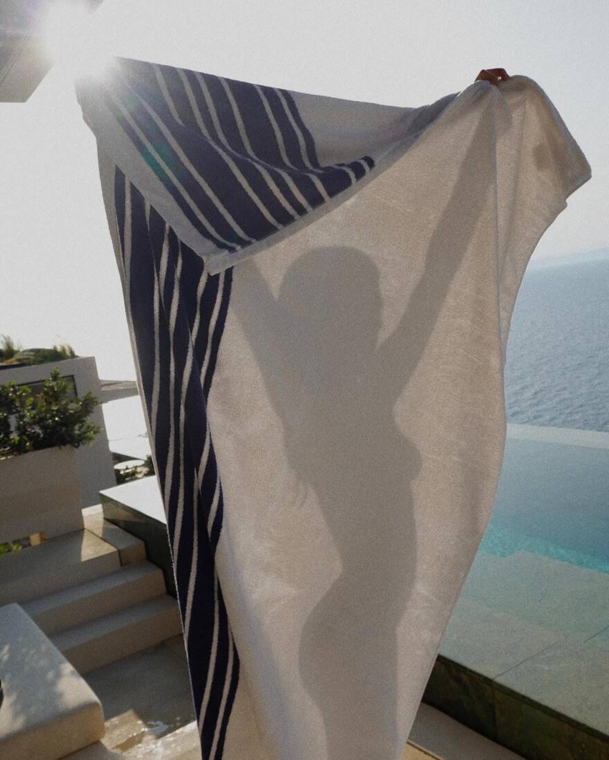 Κλέλια Ανδριολάτου: Topless στις  φωτογραφίες που ανέβασε από την Τζια