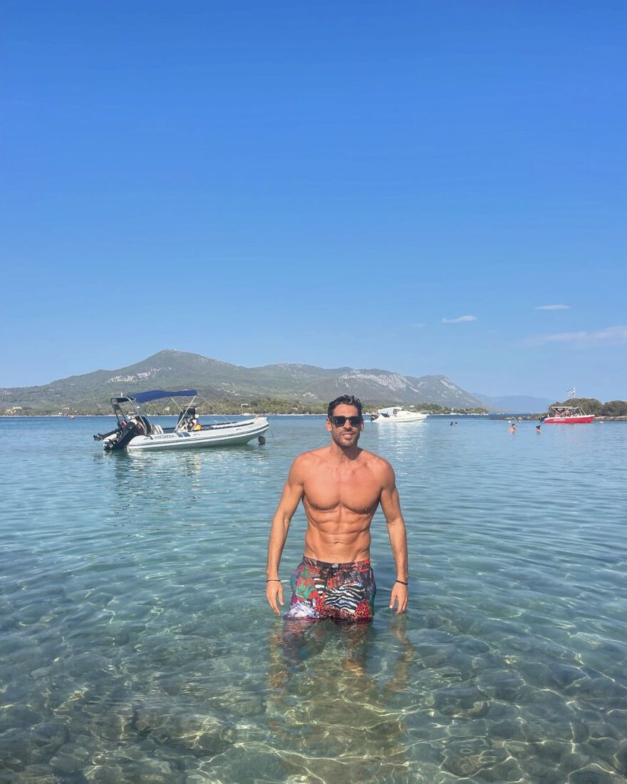 Γιάννης Σπαλιάρας: Ποζάρει με τη σύντροφό του στις διακοπές τους στα Λιχαδονήσια