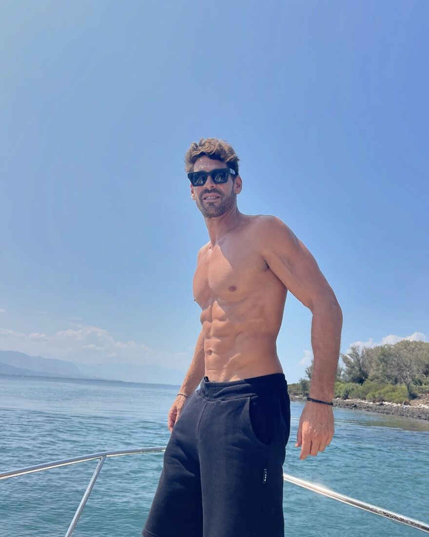 Γιάννης Σπαλιάρας: Ποζάρει με τη σύντροφό του στις διακοπές τους στα Λιχαδονήσια