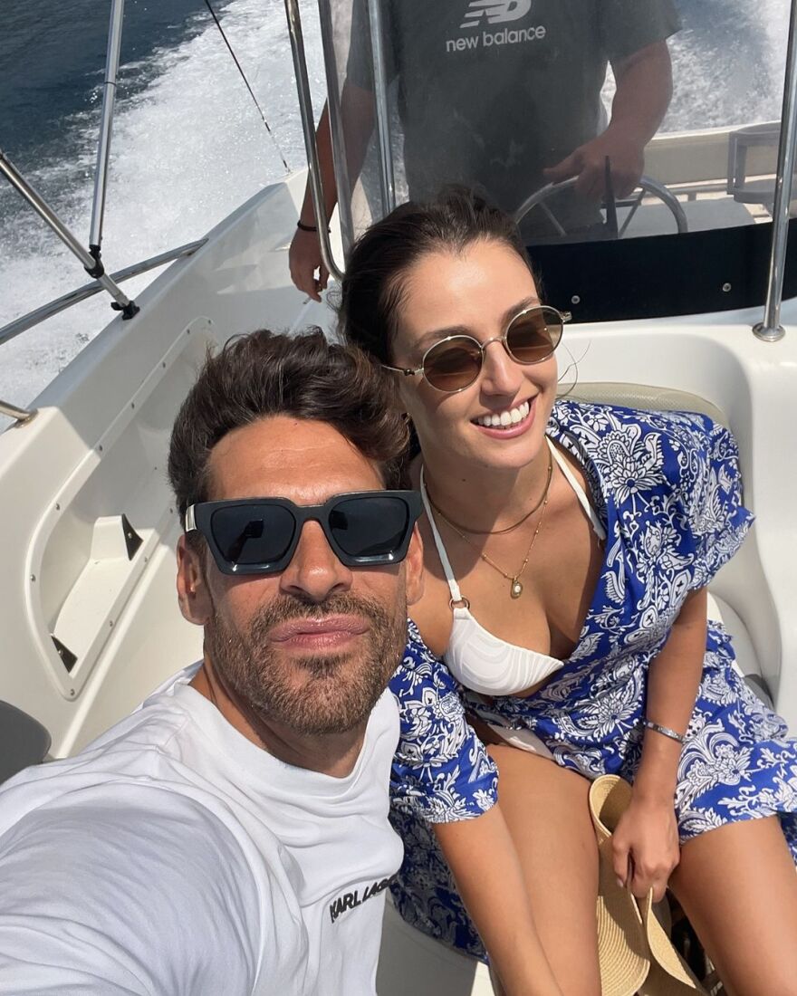 Γιάννης Σπαλιάρας: Ποζάρει με τη σύντροφό του στις διακοπές τους στα Λιχαδονήσια