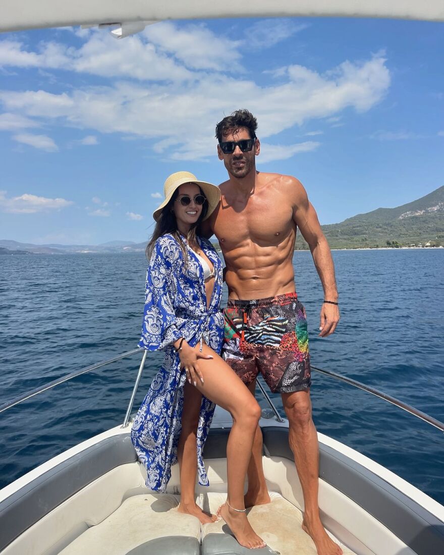 Γιάννης Σπαλιάρας: Ποζάρει με τη σύντροφό του στις διακοπές τους στα Λιχαδονήσια