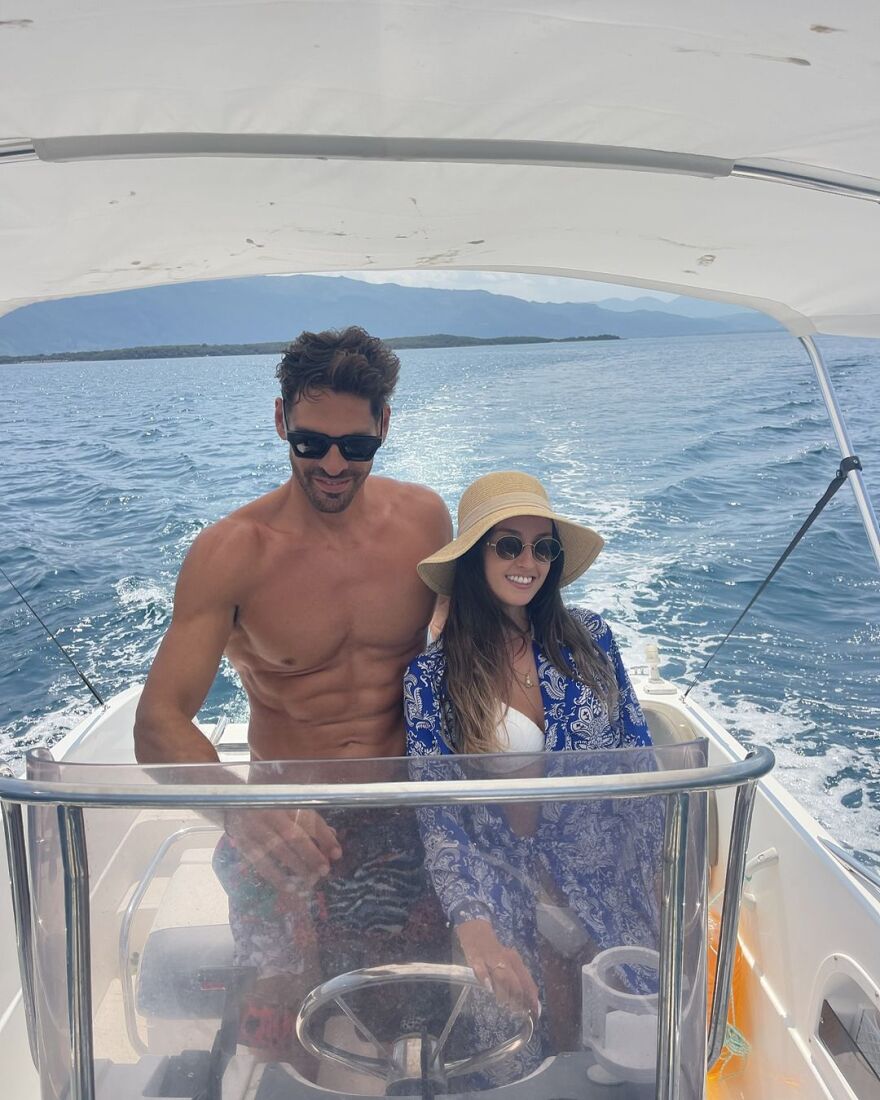 Γιάννης Σπαλιάρας: Ποζάρει με τη σύντροφό του στις διακοπές τους στα Λιχαδονήσια