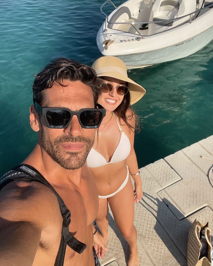 Γιάννης Σπαλιάρας: Ποζάρει με τη σύντροφό του στις διακοπές τους στα Λιχαδονήσια