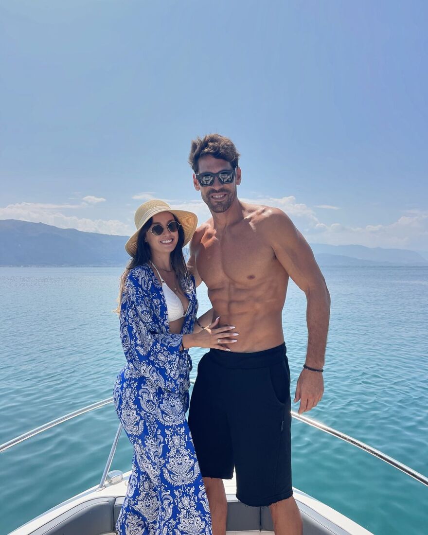 Γιάννης Σπαλιάρας: Ποζάρει με τη σύντροφό του στις διακοπές τους στα Λιχαδονήσια