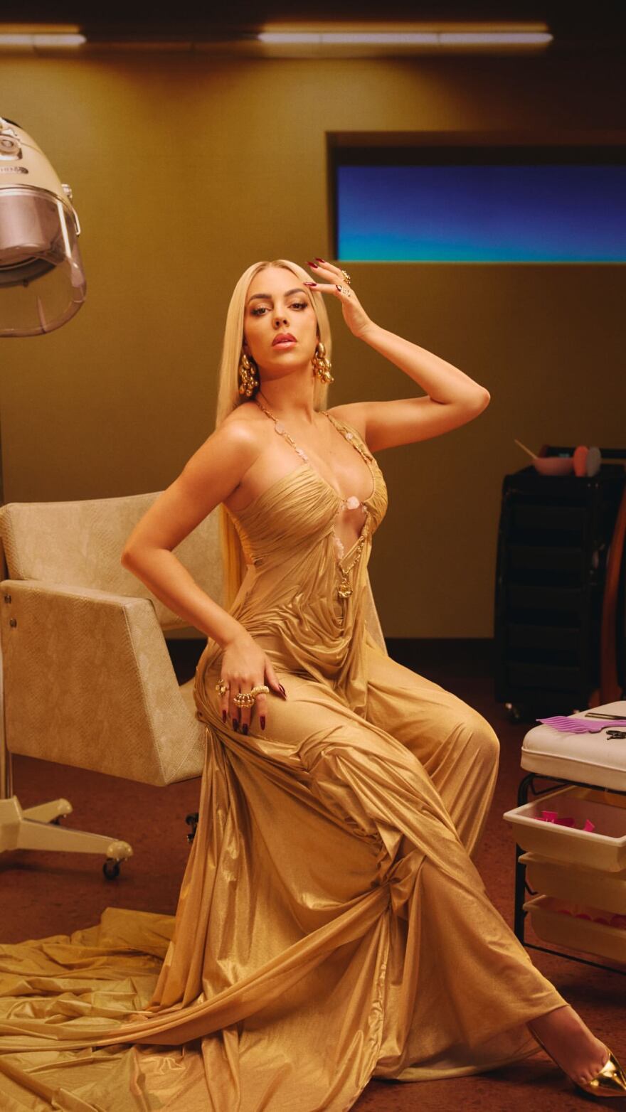 Τζορτζίνα Ροντρίγκεζ: Άλλαξε τελείως την εμφάνισή της ενόψει της τρίτης σεζόν της σειράς της στο Netflix