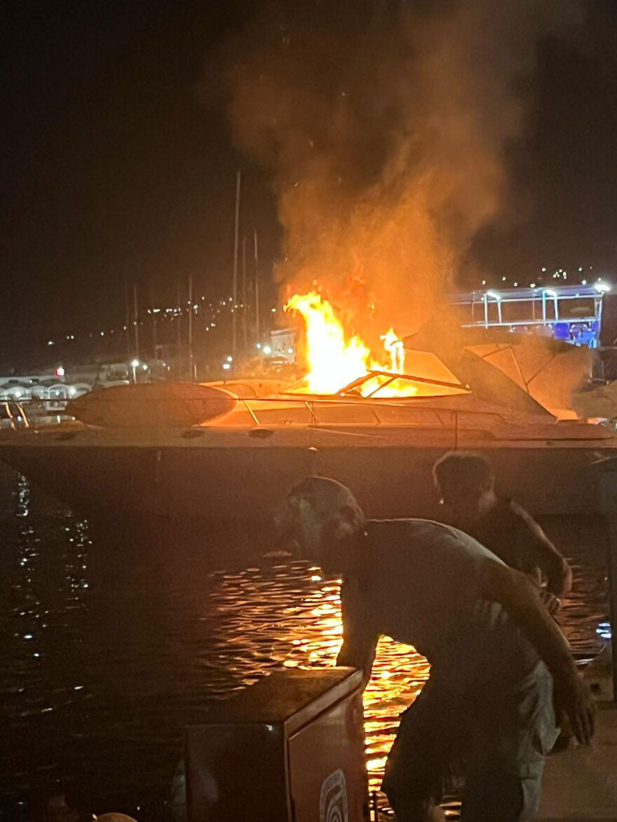 Φωτιά σε σκάφος στο Λιμάνι Αργοστολίου – Δείτε βίντεο και φωτογραφίες