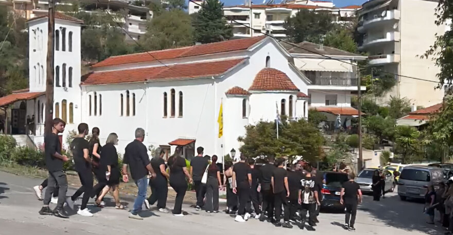 Χαλκιδική: Σπαραγμός στην κηδεία του 19χρονου Γιάννη που σκοτώθηκε σε λούνα παρκ - «Αύριο θα έφευγε για την Ικάρων»