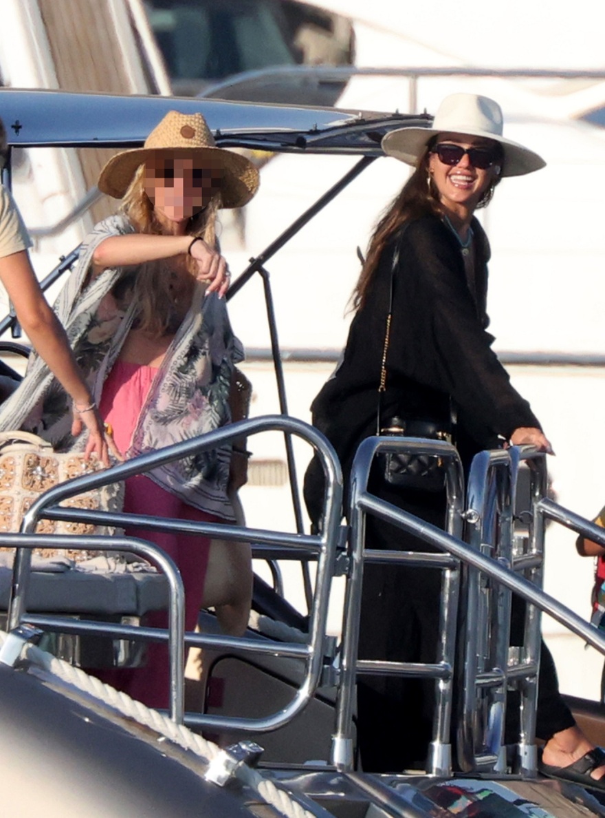 Τζέσικα Άλμπα: Νέες φωτογραφίες από τις διακοπές της στη Μύκονο