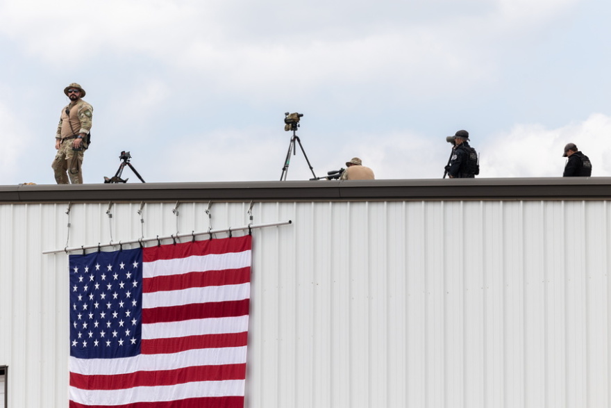 ΗΠΑ: Ο Τραμπ πίσω από αλεξίσφαιρο γυαλί στην πρώτη υπαίθρια συγκέντρωση μετά την απόπειρα δολοφονίας του