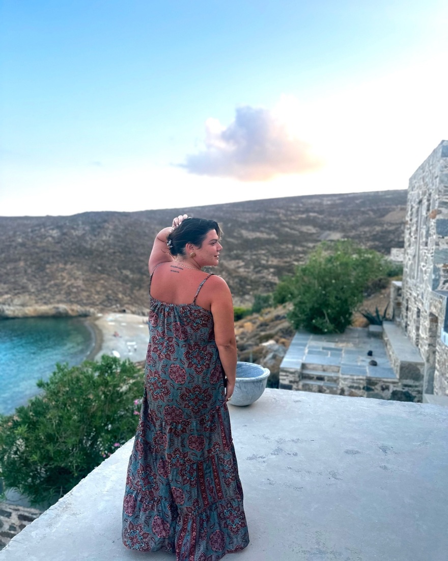 Δανάη Μπάρκα: Απολαμβάνει τις διακοπές της στη Σέριφο