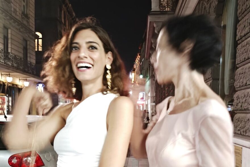 Χριστίνα Χειλά-Φαμέλη: Στο κόκκινο χαλί του Φεστιβάλ Κινηματογράφου του Σεράγεβο μαζί με τον σύντροφό της, Γιώργο Ζώη