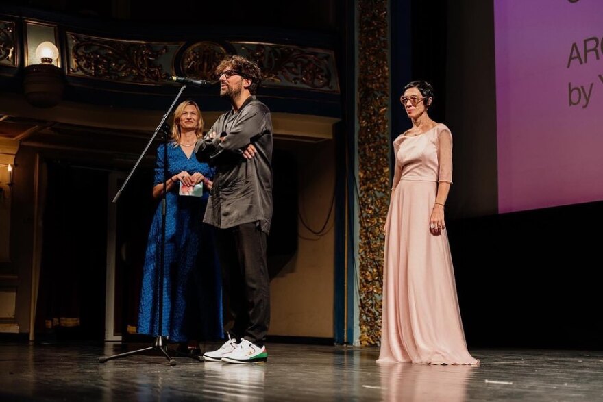 Χριστίνα Χειλά-Φαμέλη: Στο κόκκινο χαλί του Φεστιβάλ Κινηματογράφου του Σεράγεβο μαζί με τον σύντροφό της, Γιώργο Ζώη