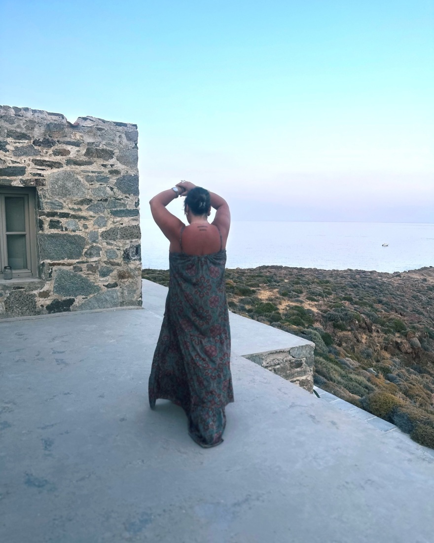 Δανάη Μπάρκα: Απολαμβάνει τις διακοπές της στη Σέριφο