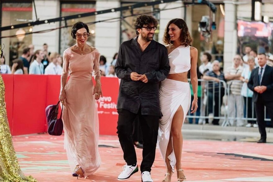 Χριστίνα Χειλά-Φαμέλη: Στο κόκκινο χαλί του Φεστιβάλ Κινηματογράφου του Σεράγεβο μαζί με τον σύντροφό της, Γιώργο Ζώη