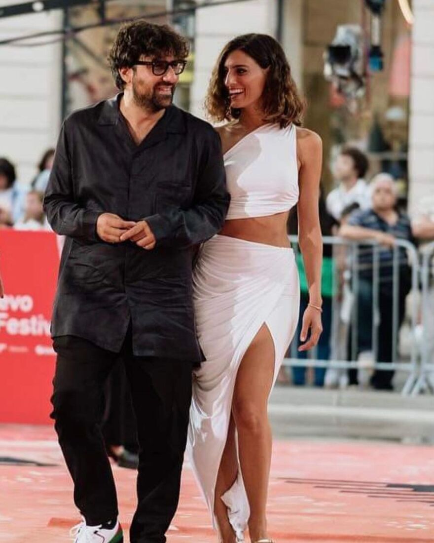 Χριστίνα Χειλά-Φαμέλη: Στο κόκκινο χαλί του Φεστιβάλ Κινηματογράφου του Σεράγεβο μαζί με τον σύντροφό της, Γιώργο Ζώη