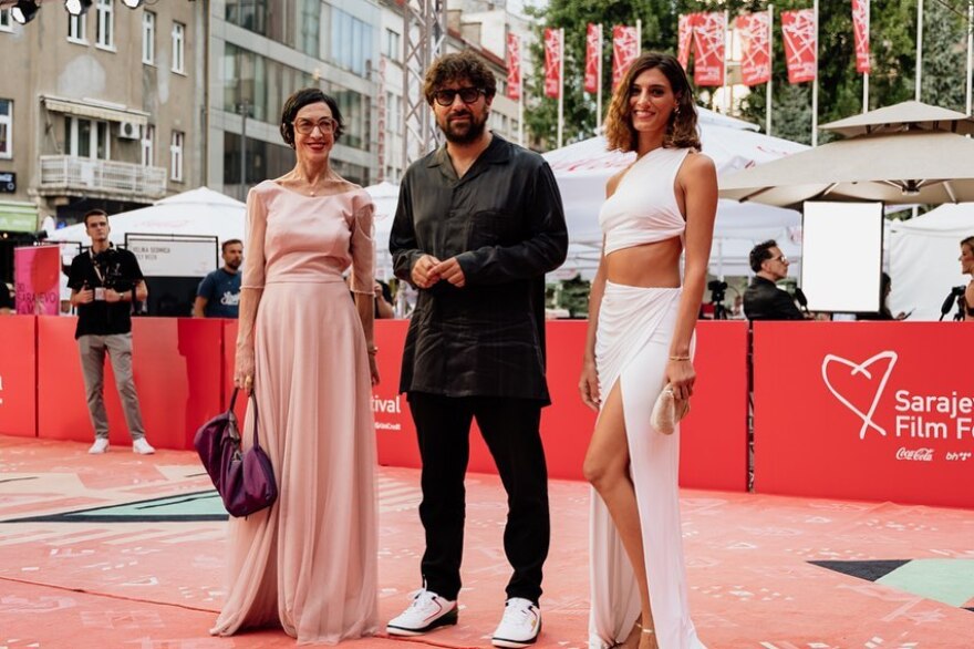 Χριστίνα Χειλά-Φαμέλη: Στο κόκκινο χαλί του Φεστιβάλ Κινηματογράφου του Σεράγεβο μαζί με τον σύντροφό της, Γιώργο Ζώη