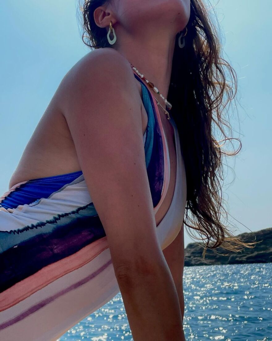 Χρύσα Μιχαλοπούλου: Ποζάρει ξαπλωμένη σε ένα σκάφος