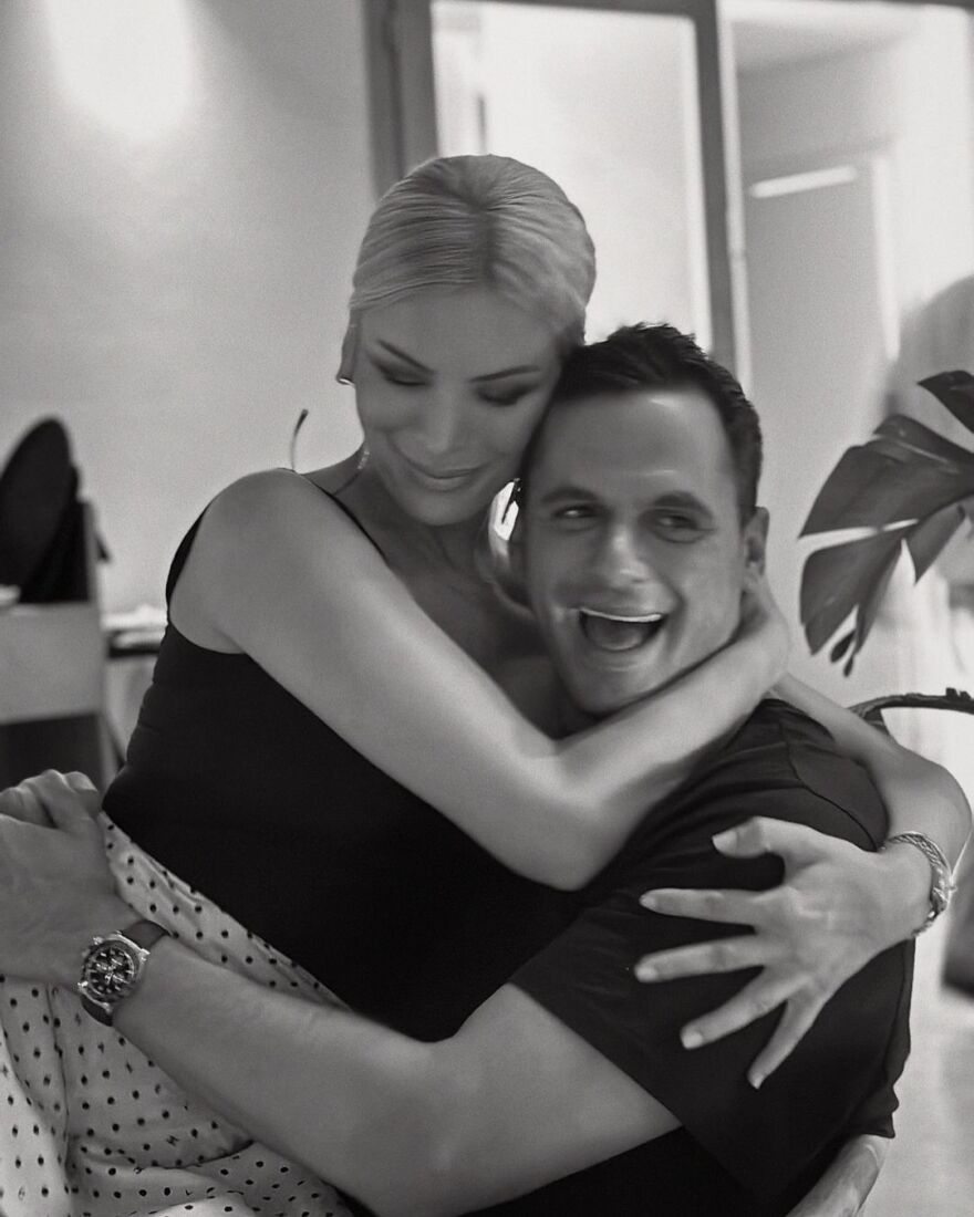 Κατερίνα Καινούργιου: Στην αγκαλιά του συντρόφου της - Μου χρωστούσα ένα καλοκαίρι, γράφει