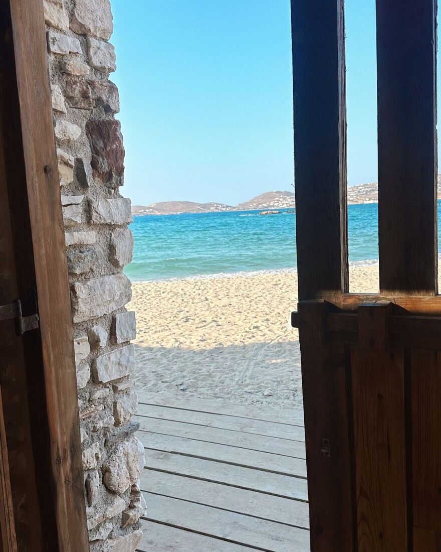 Κατερίνα Καινούργιου: Στην αγκαλιά του συντρόφου της - Μου χρωστούσα ένα καλοκαίρι, γράφει