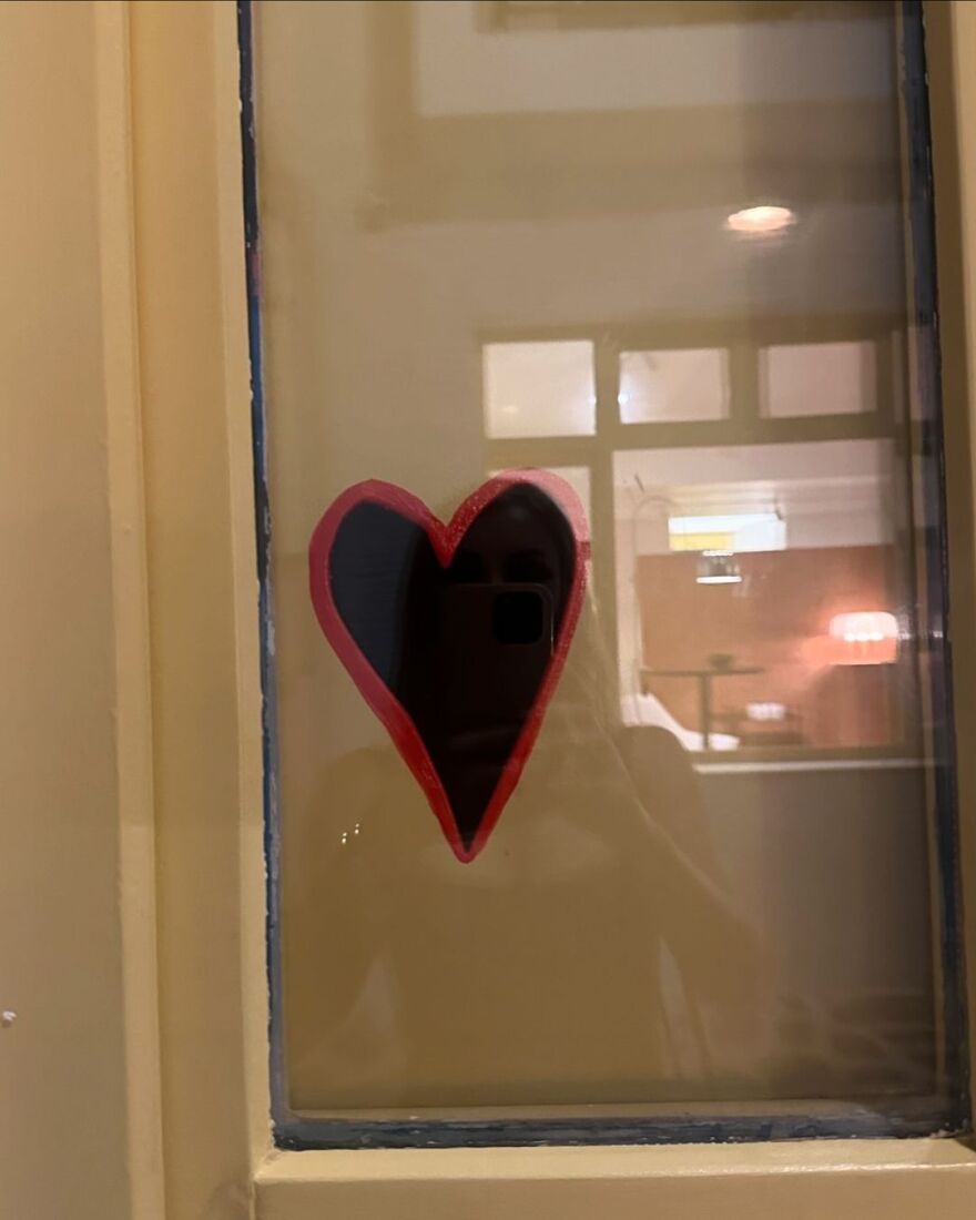 Κατερίνα Καινούργιου: Στην αγκαλιά του συντρόφου της - Μου χρωστούσα ένα καλοκαίρι, γράφει