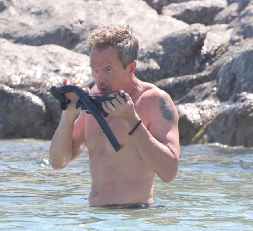 Νιλ Πάτρικ Χάρις: Οι βουτιές με τον σύζυγό του σε θάλασσα της Μυκόνου