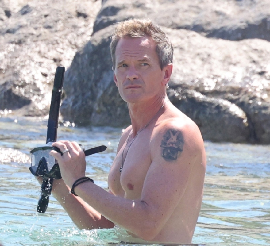 Νιλ Πάτρικ Χάρις: Οι βουτιές με τον σύζυγό του σε θάλασσα της Μυκόνου