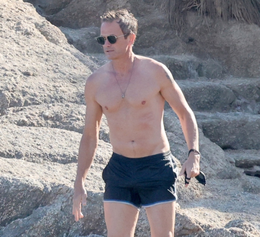 Νιλ Πάτρικ Χάρις: Οι βουτιές με τον σύζυγό του σε θάλασσα της Μυκόνου