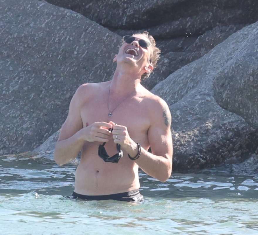 Νιλ Πάτρικ Χάρις: Οι βουτιές με τον σύζυγό του σε θάλασσα της Μυκόνου