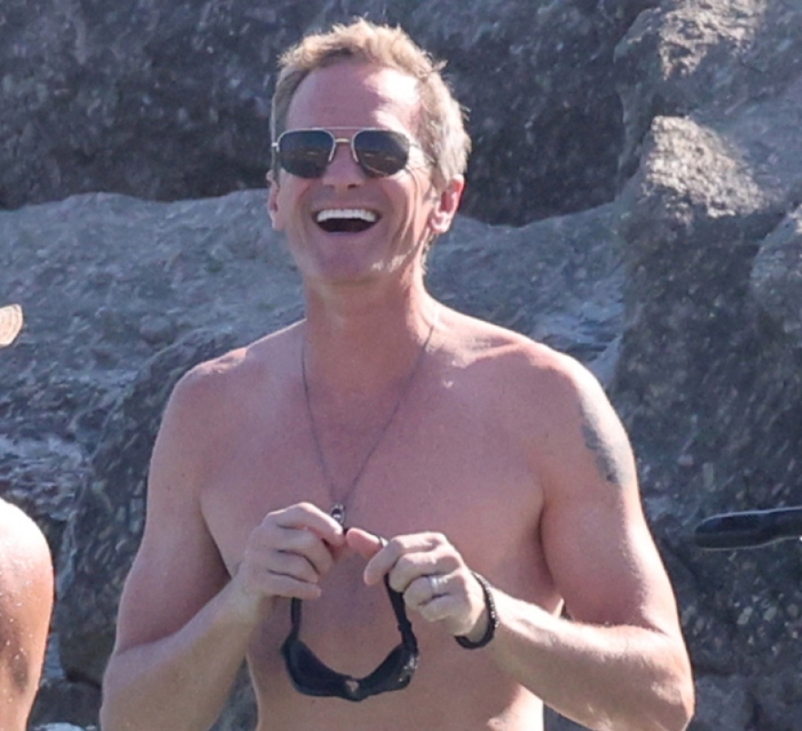 Νιλ Πάτρικ Χάρις: Οι βουτιές με τον σύζυγό του σε θάλασσα της Μυκόνου