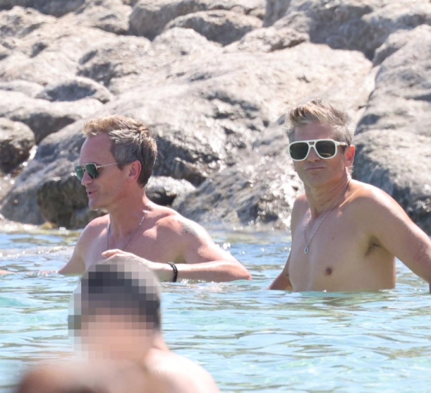 Νιλ Πάτρικ Χάρις: Οι βουτιές με τον σύζυγό του σε θάλασσα της Μυκόνου