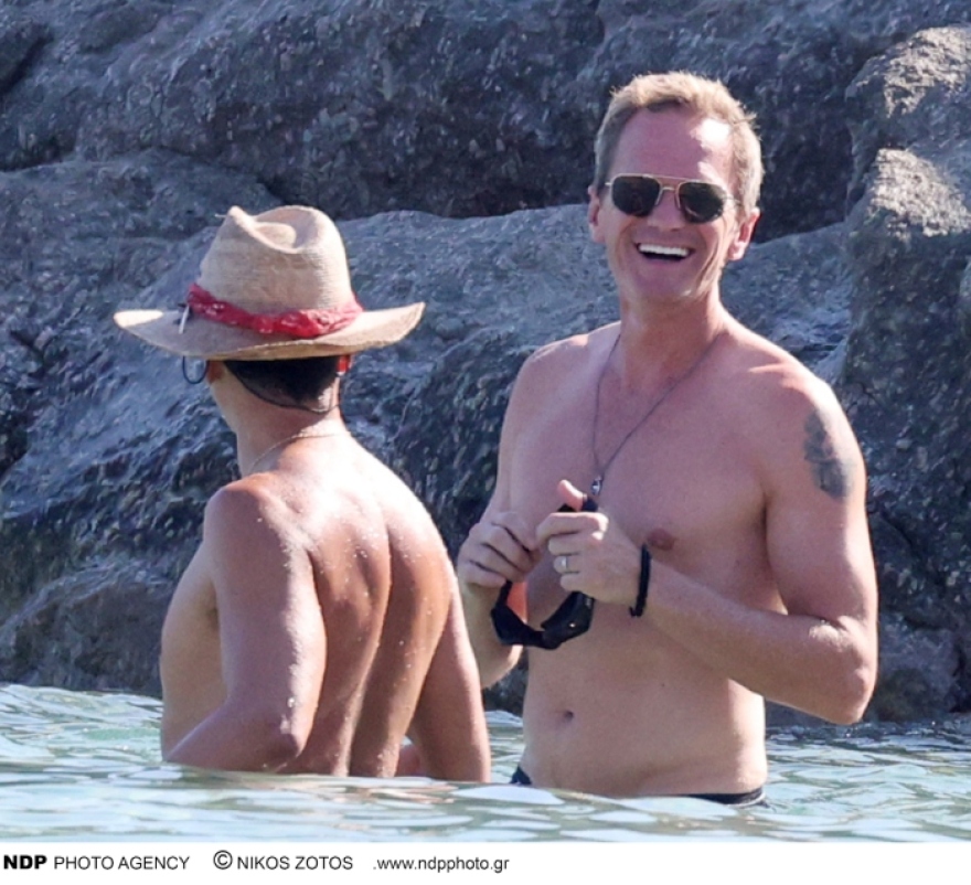 Νιλ Πάτρικ Χάρις: Οι βουτιές με τον σύζυγό του σε θάλασσα της Μυκόνου