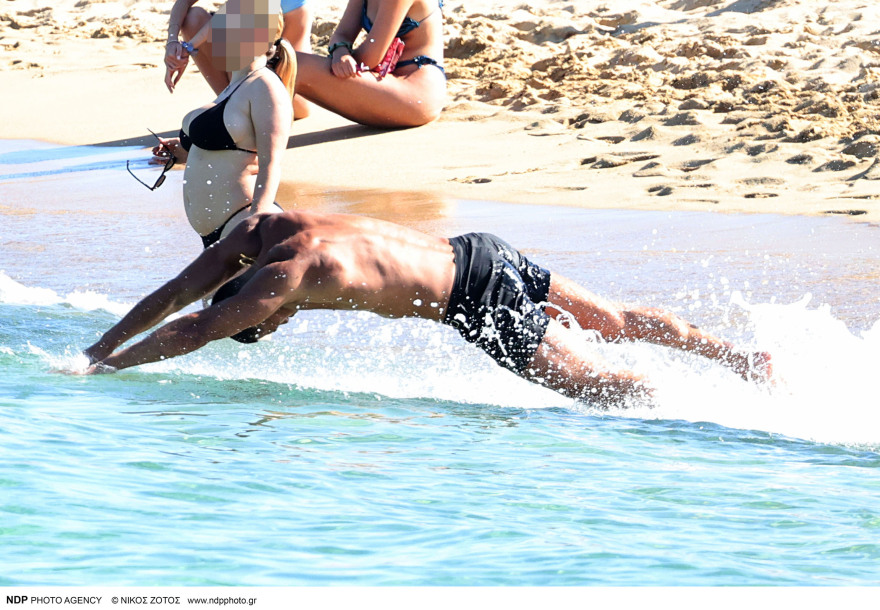 Simone Susinna: Νέες φωτογραφίες από τις διακοπές του στη Μύκονο