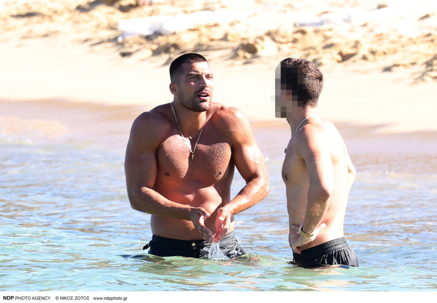 Simone Susinna: Νέες φωτογραφίες από τις διακοπές του στη Μύκονο