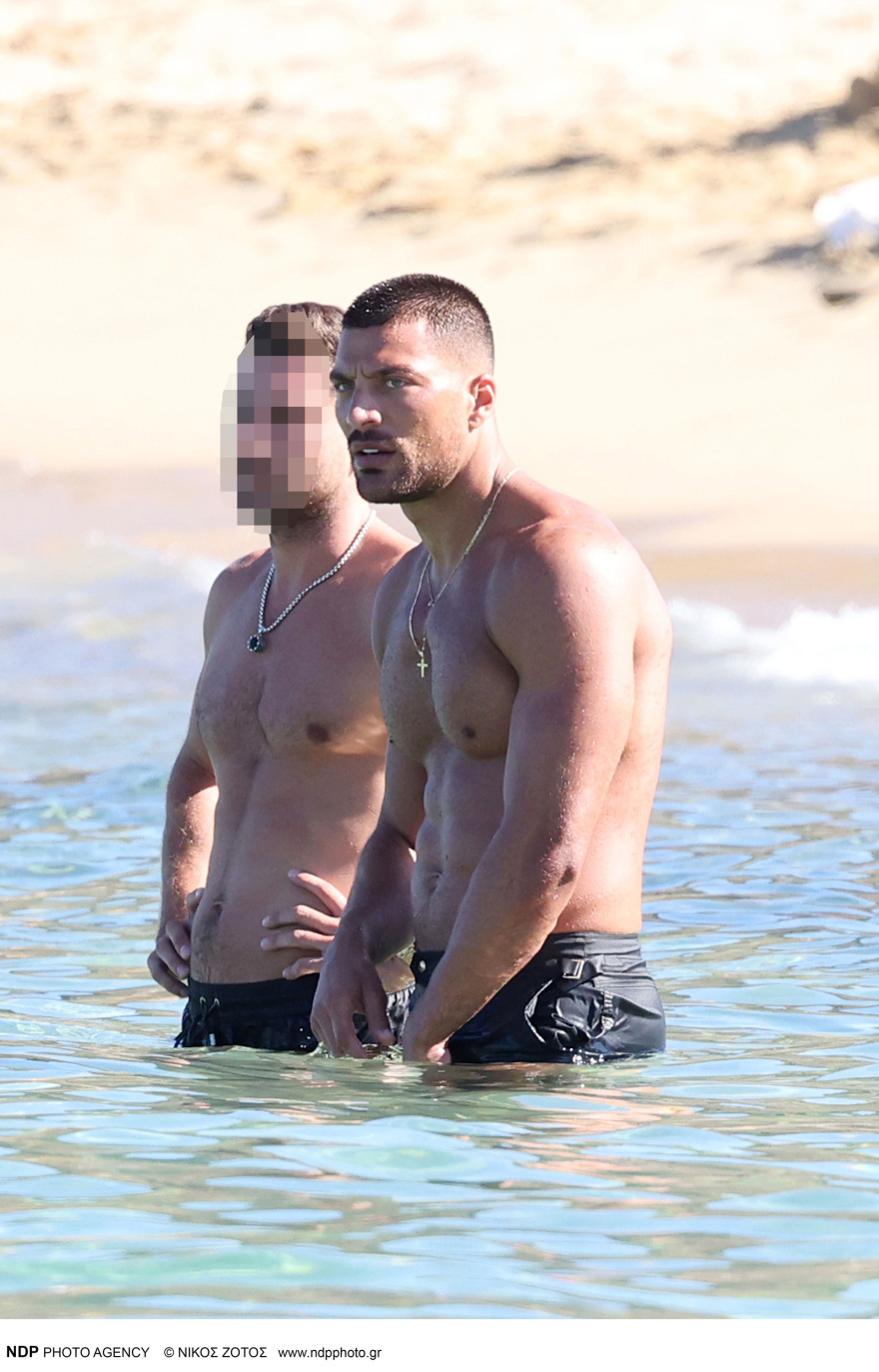 Simone Susinna: Νέες φωτογραφίες από τις διακοπές του στη Μύκονο