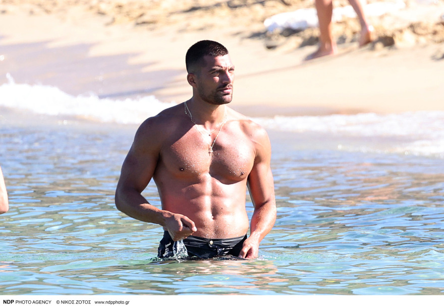 Simone Susinna: Νέες φωτογραφίες από τις διακοπές του στη Μύκονο