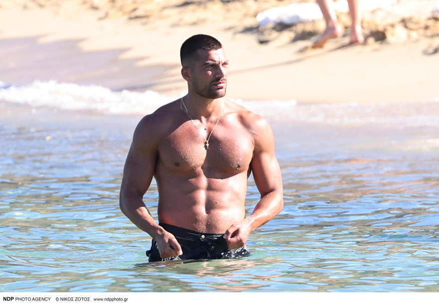 Simone Susinna: Νέες φωτογραφίες από τις διακοπές του στη Μύκονο