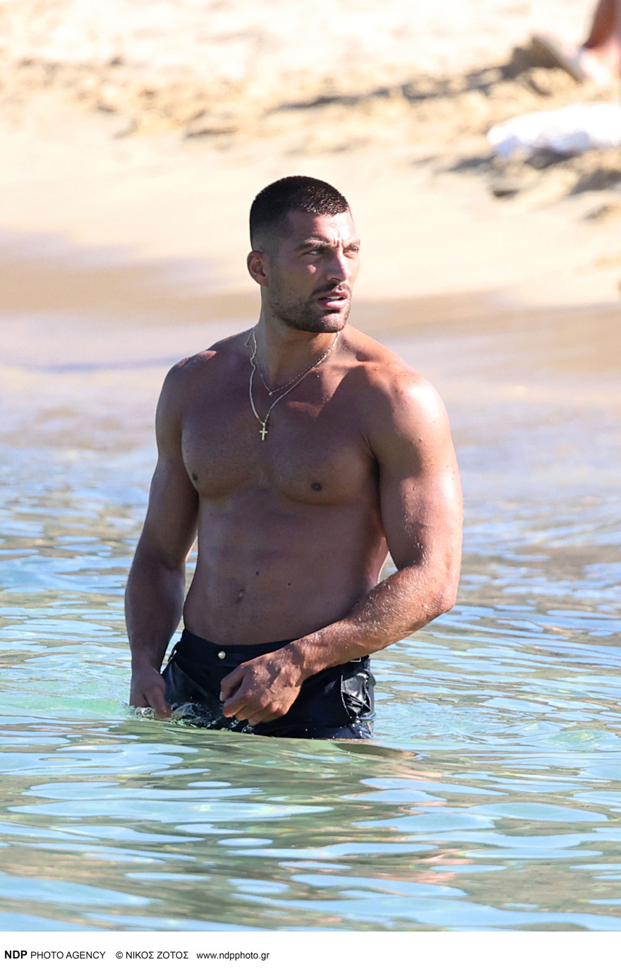 Simone Susinna: Νέες φωτογραφίες από τις διακοπές του στη Μύκονο