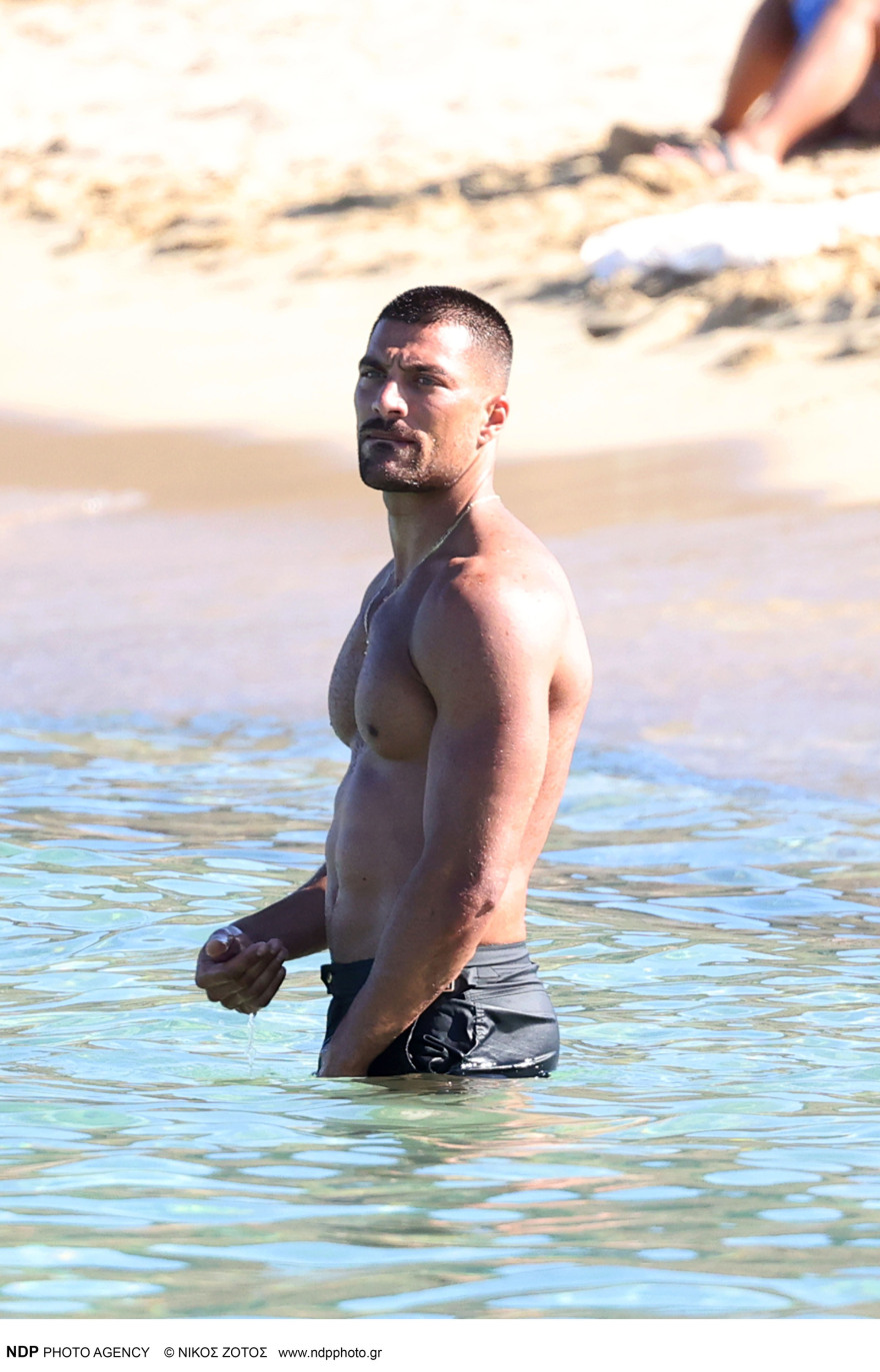 Simone Susinna: Νέες φωτογραφίες από τις διακοπές του στη Μύκονο