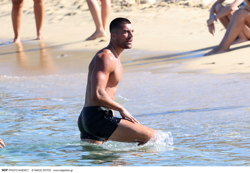 Simone Susinna: Νέες φωτογραφίες από τις διακοπές του στη Μύκονο