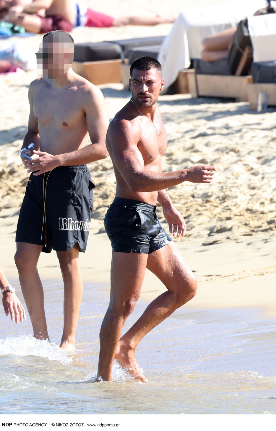 Simone Susinna: Νέες φωτογραφίες από τις διακοπές του στη Μύκονο