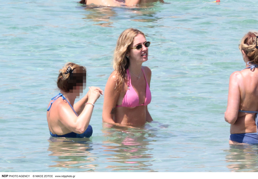 Κιάρα Φεράνι: Σε παραλία της Μυκόνου - Δείτε φωτογραφίες